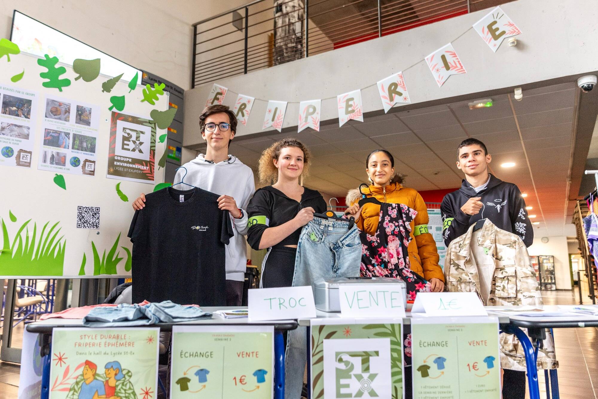 Avec leur friperie éphémère, des lycéens de Saint-Raphaël sensibilisent sur les dérives de la fast fashion