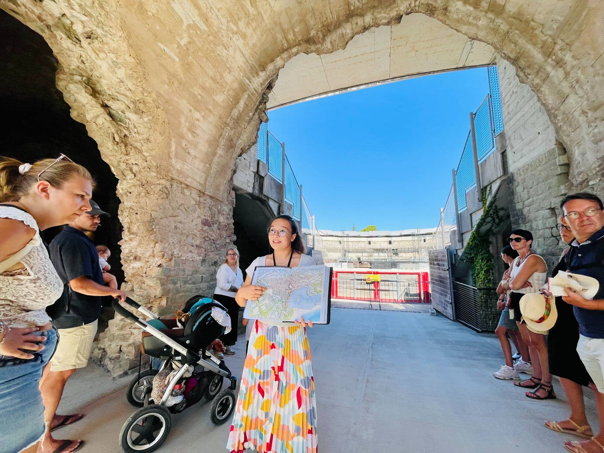 Cet été, venez découvrir la véritable histoire de l'amphithéâtre de Fréjus, racontée par une guide