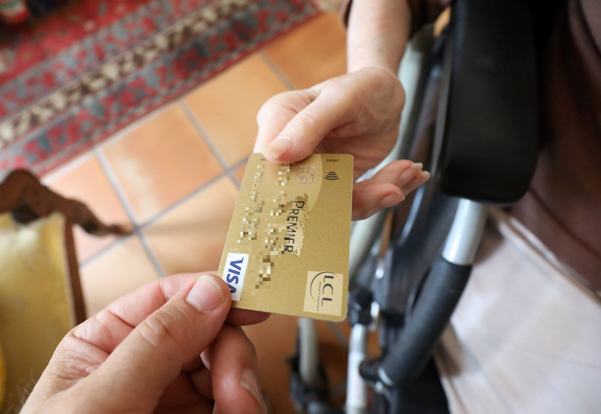 Retraits, achats de smartphones... Un faux coursier interpellé après avoir piégé plusieurs victimes dans les Alpes-Maritimes