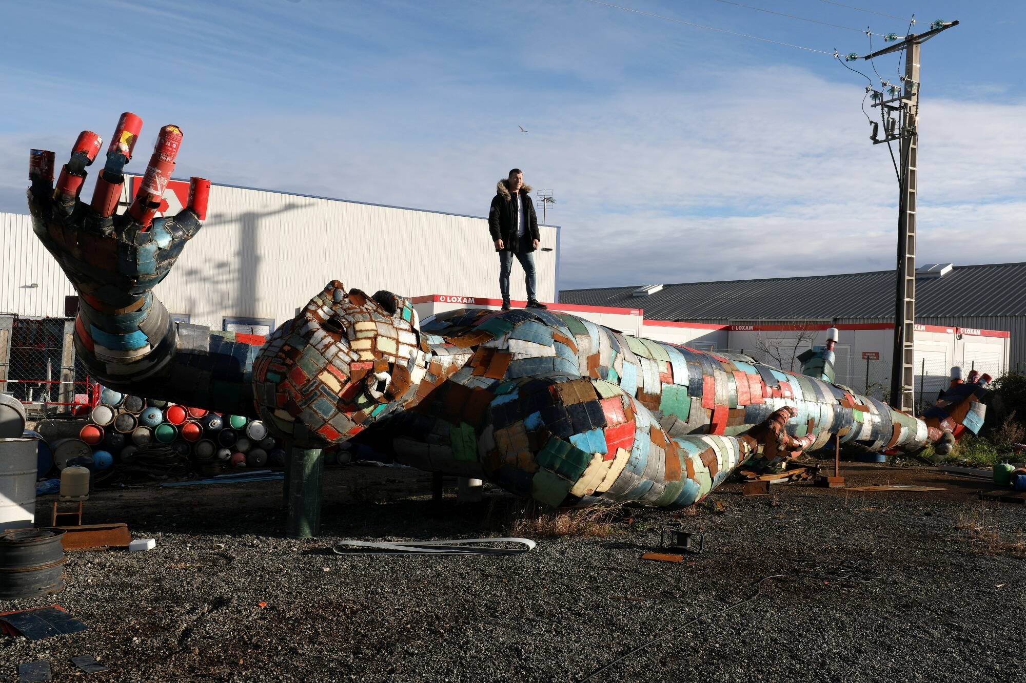 Anéantie il y a trois ans dans un incendie, cette oeuvre géante retrouve sa place à Puget-sur-Argens