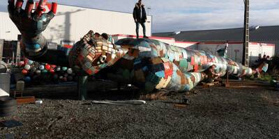 Anéantie il y a trois ans dans un incendie, cette oeuvre géante retrouve sa place à Puget-sur-Argens