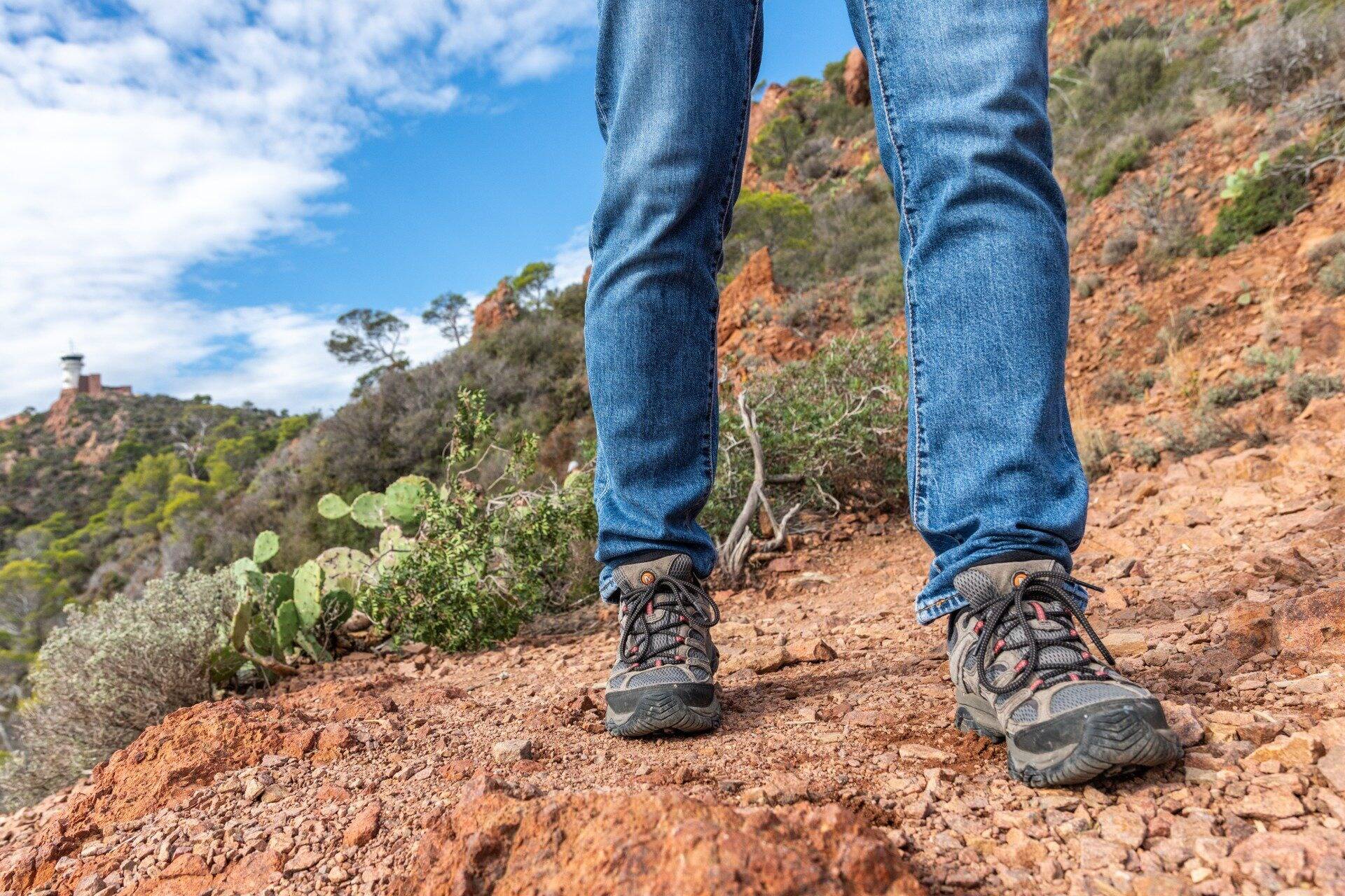 Une randonneuse fait une découverte macabre: des ossements humains, un couteau et des vêtements retrouvés dans la nature