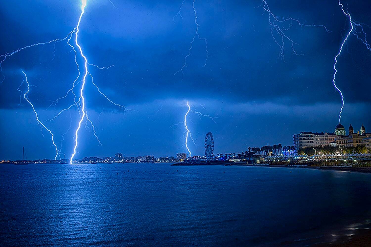 L'auteur de la photo de la foudre frappant la basilique de Saint-Raphaël raconte les coulisses du cliché