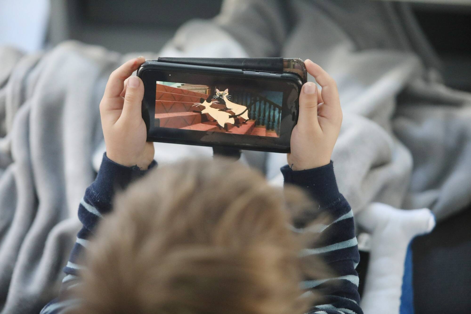 Ils sont accros de plus en plus tôt: une étude révèle l'addiction des enfants aux écrans et l'urgence pour les parents de montrer l'exemple