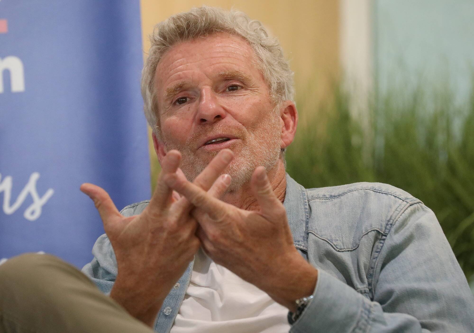 "Vous allez assister au plus gros coup de bluff de l'histoire du jeu": Denis Brogniart se confie sur la prochaine saison de Koh-Lanta