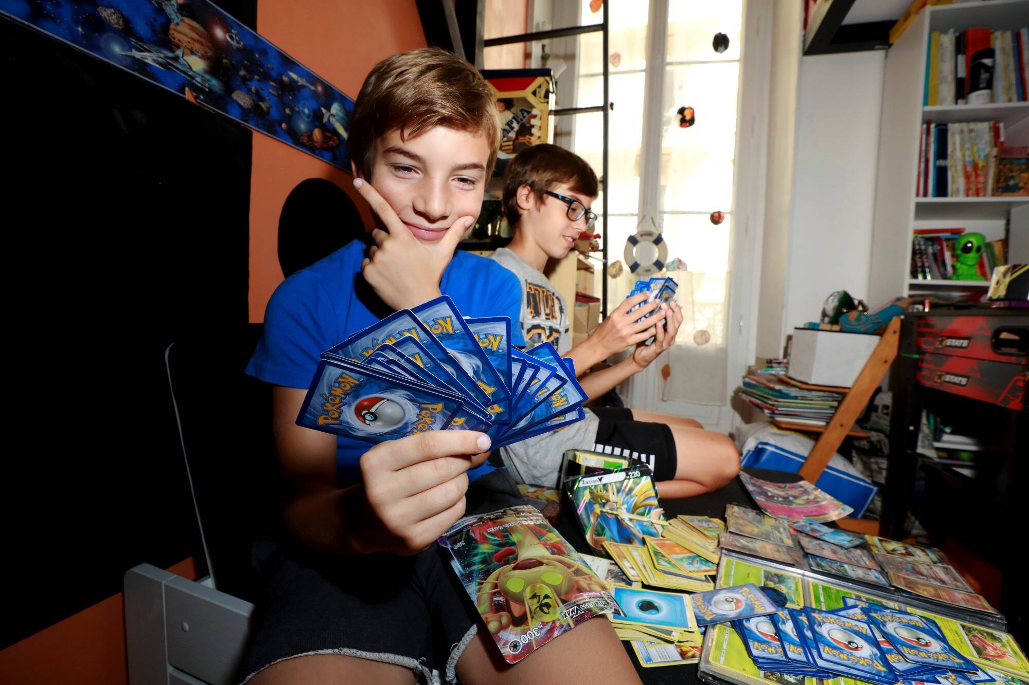 "Tout le monde se les arrache": victimes de la spéculation, les cartes Pokémon disparaissent des étals