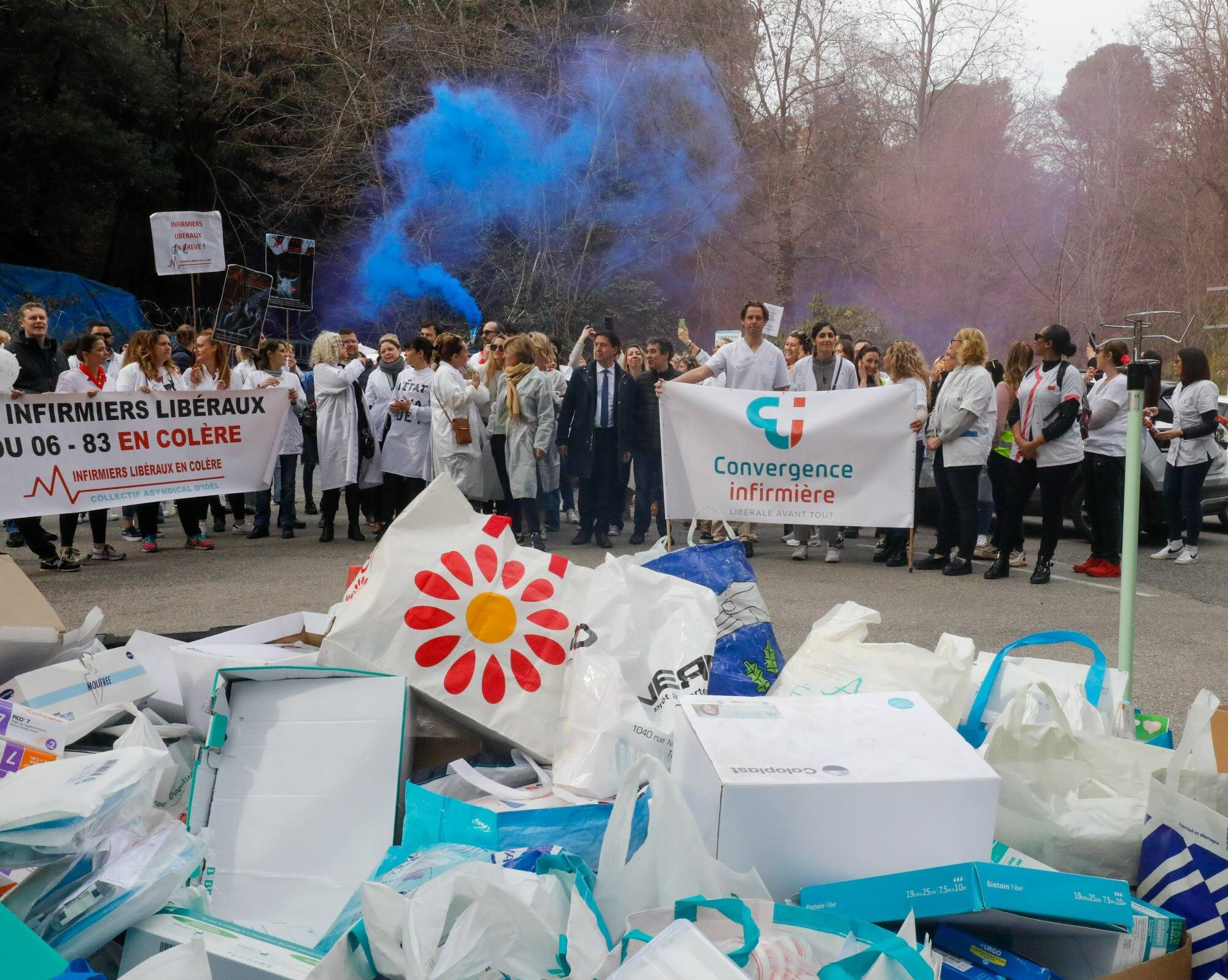 "Nous sommes épuisées, ignorées et méprisées": les infirmiers libéraux ont manifesté, ce lundi, pour leur salaire et de meilleures conditions de travail
