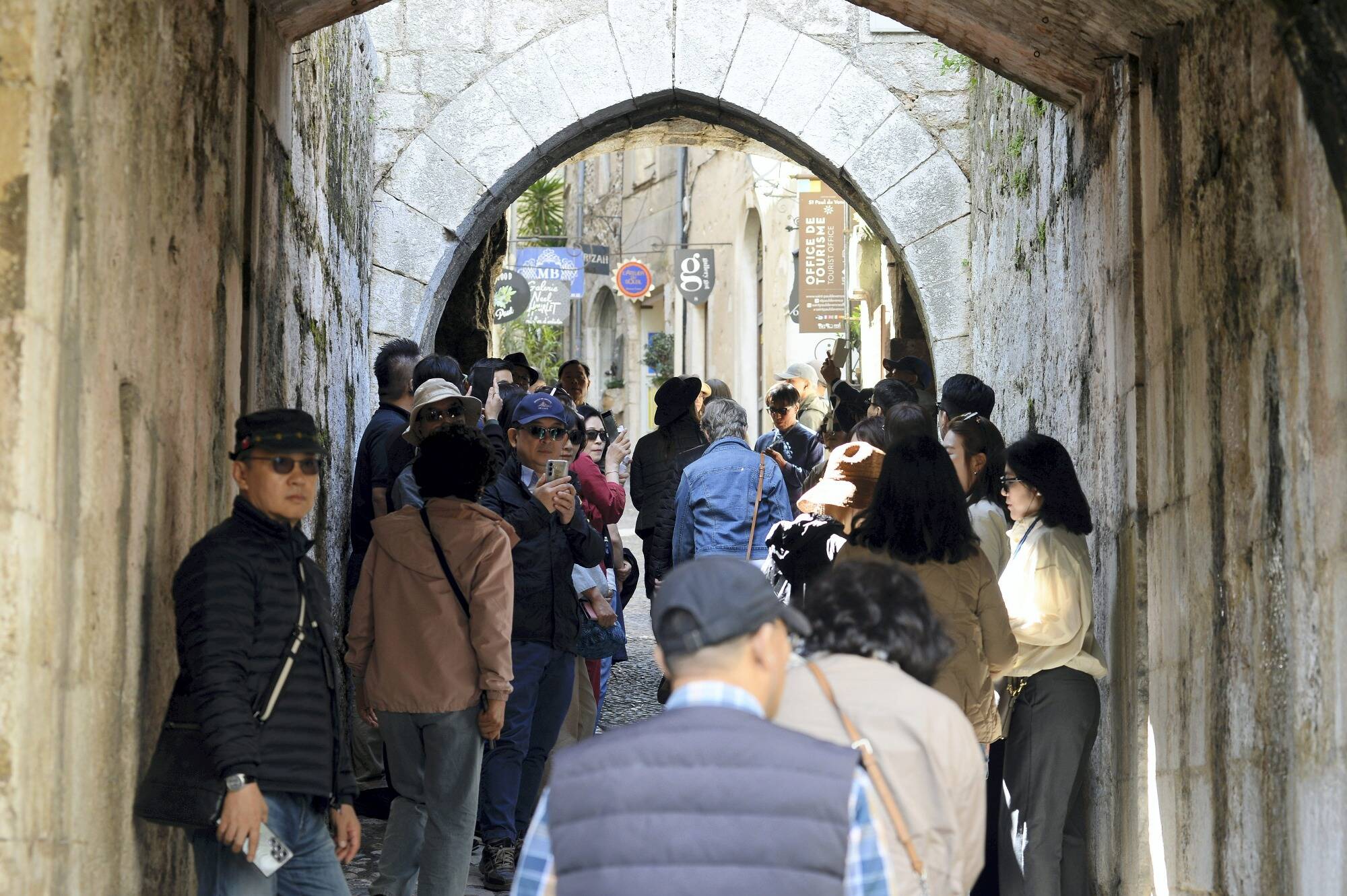 "La météo ne déclenche pas des annulations": pourquoi les voyants sont au vert pour le tourisme sur la Côte d'Azur malgré le temps maussade du printemps