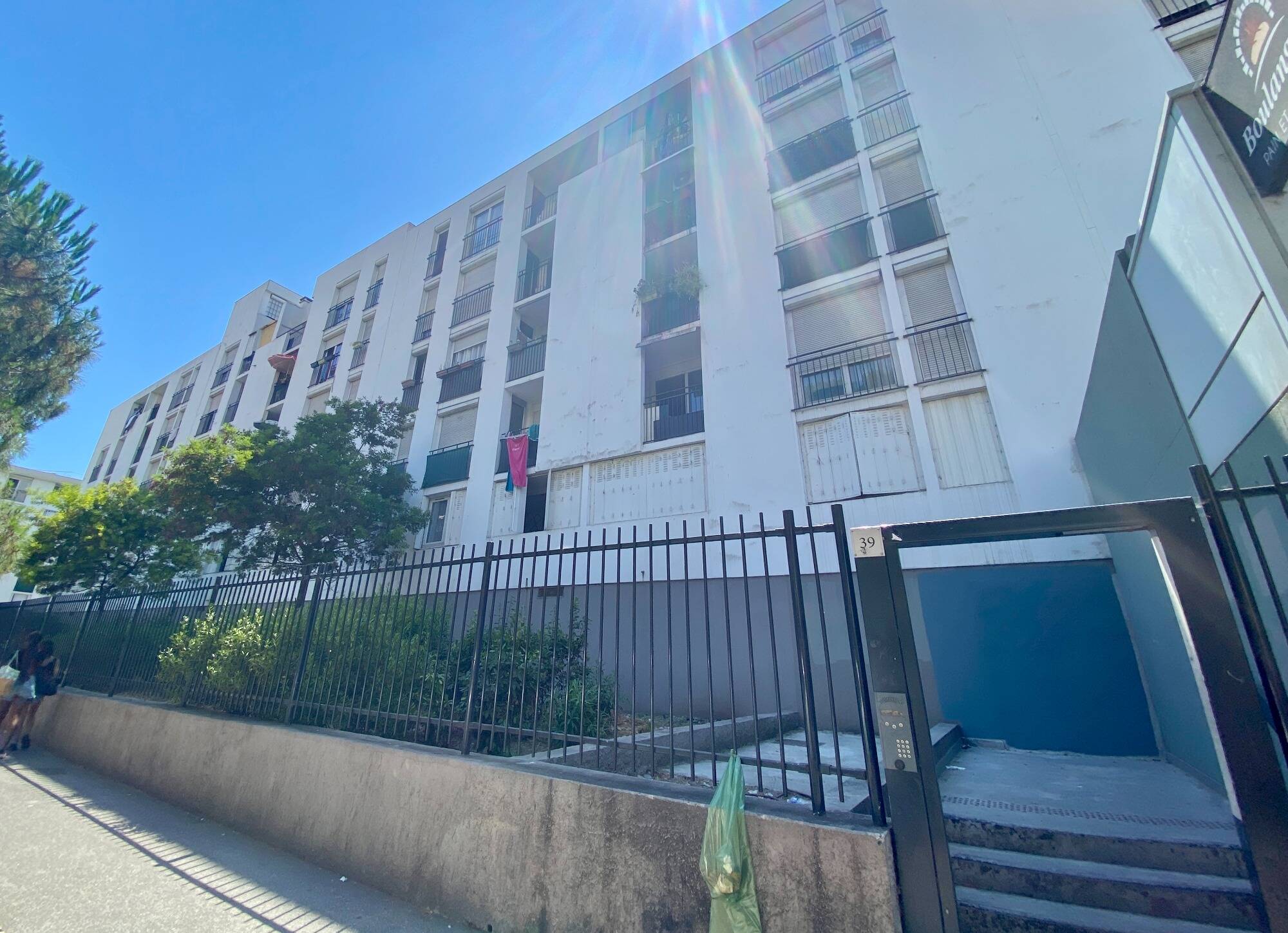 "C'est triste de mourir comme ça, tout seul chez soi": un homme retrouvé décédé "depuis longtemps" chez lui à Nice