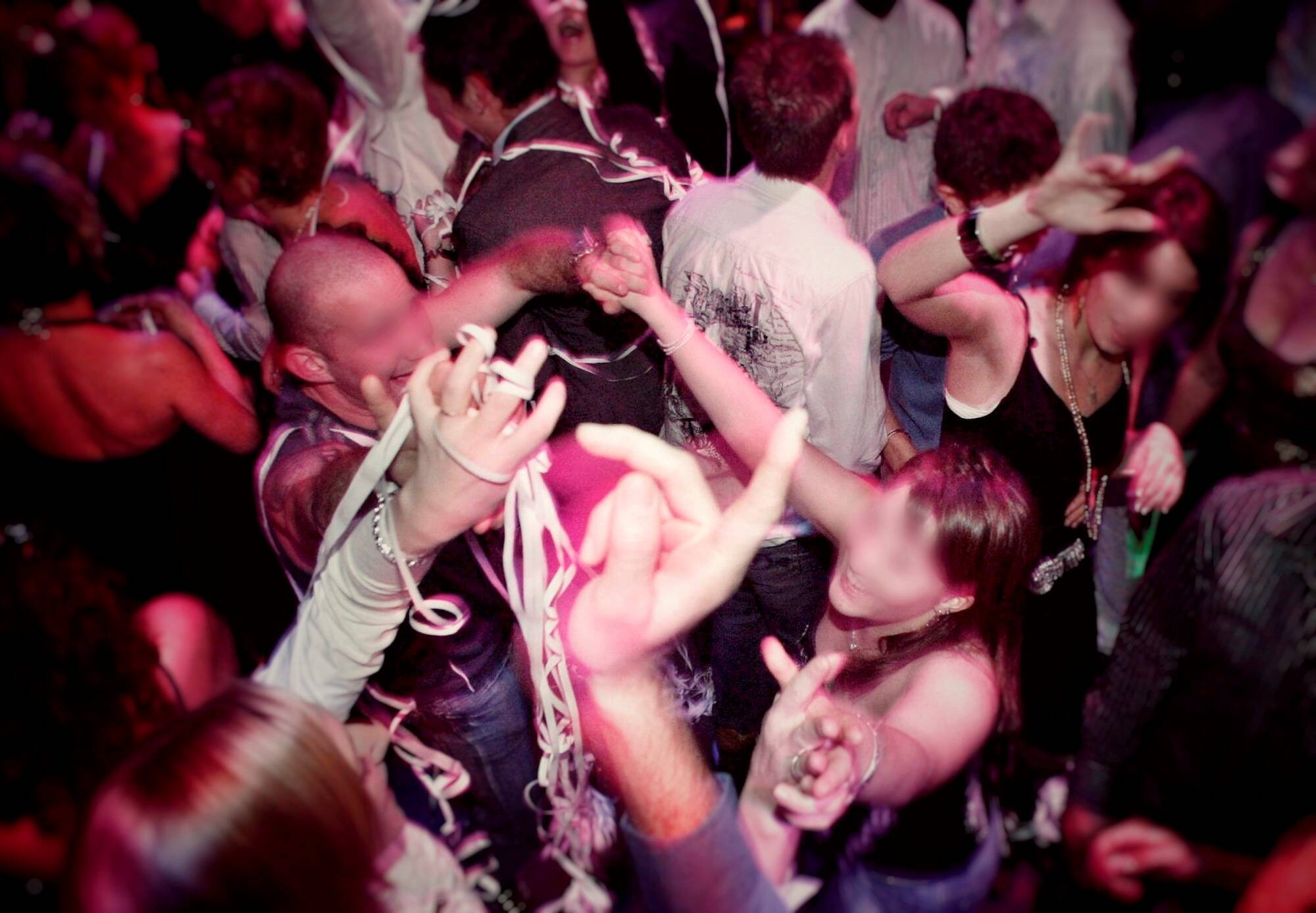 "C'est encore plus exaltant d'aller danser quand tout est interdit!" Celia raconte sa vie nocturne clandestine