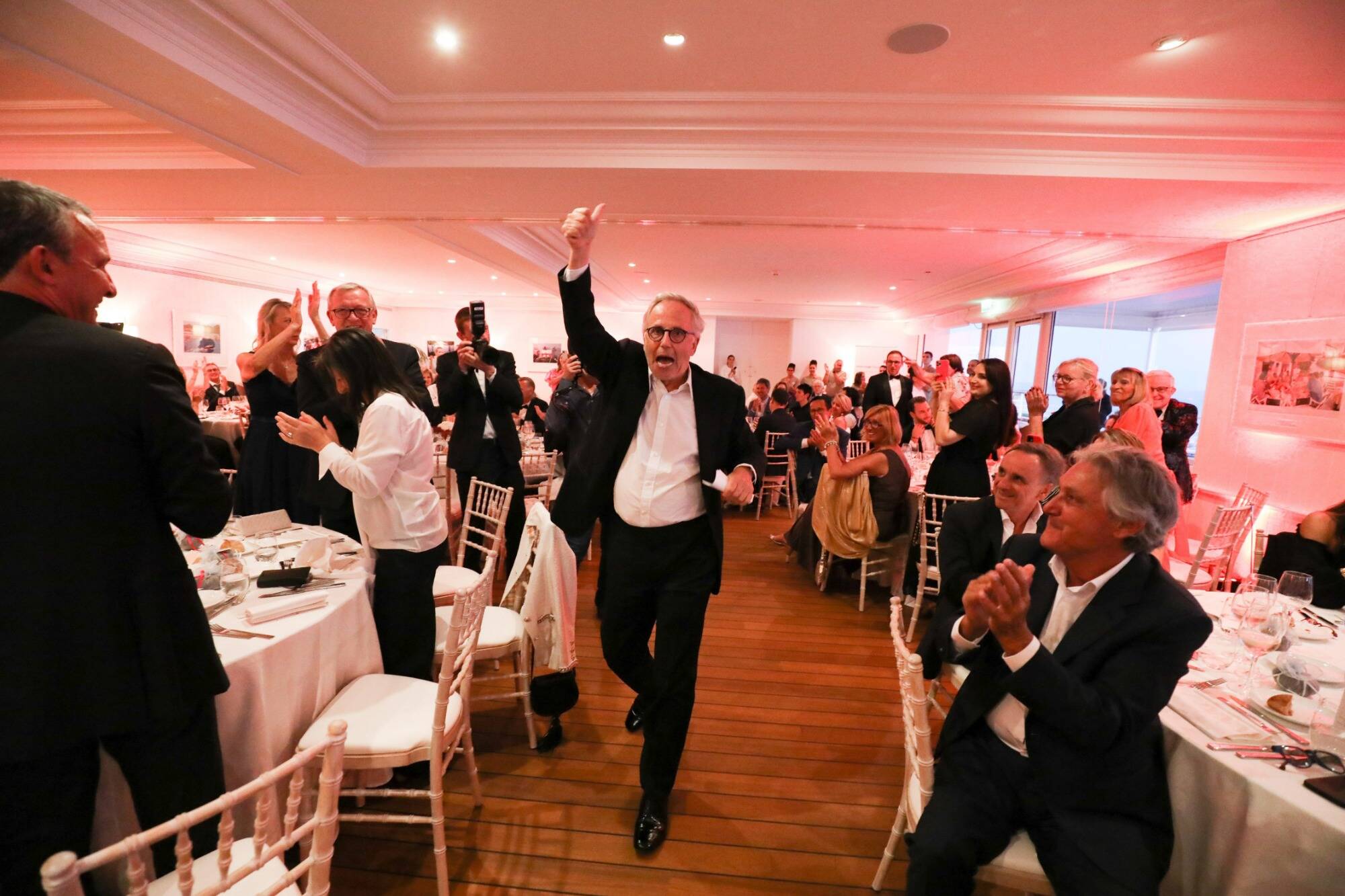 "Mettre la main à la poche c'est donner de soi": Fabrice Luchini en maître de cérémonie pour le gala de la Croix-Rouge à Antibes
