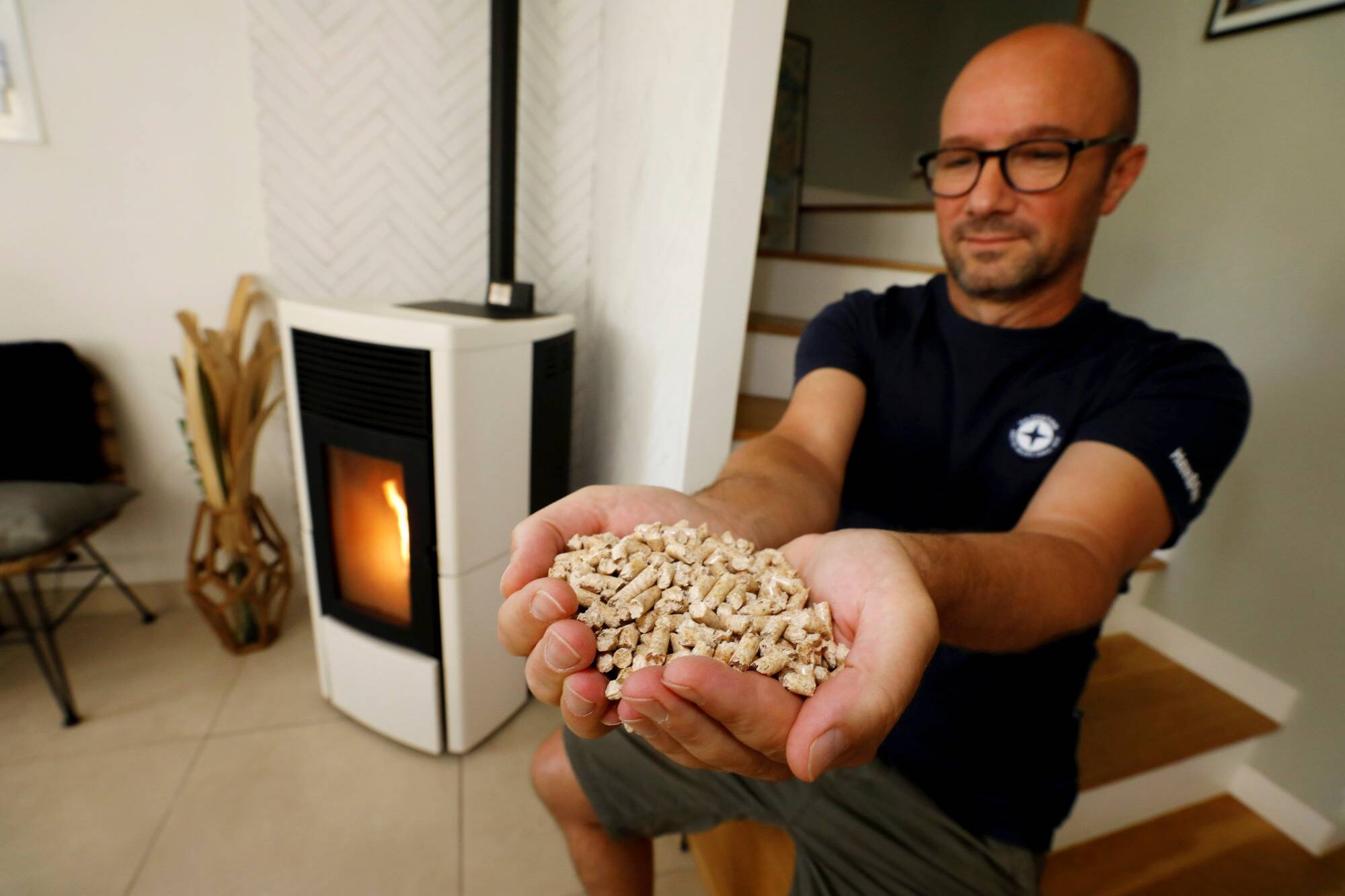 Le Var se rue sur les granulés pour se chauffer cet hiver, la filière peine à satisfaire toutes les demandes