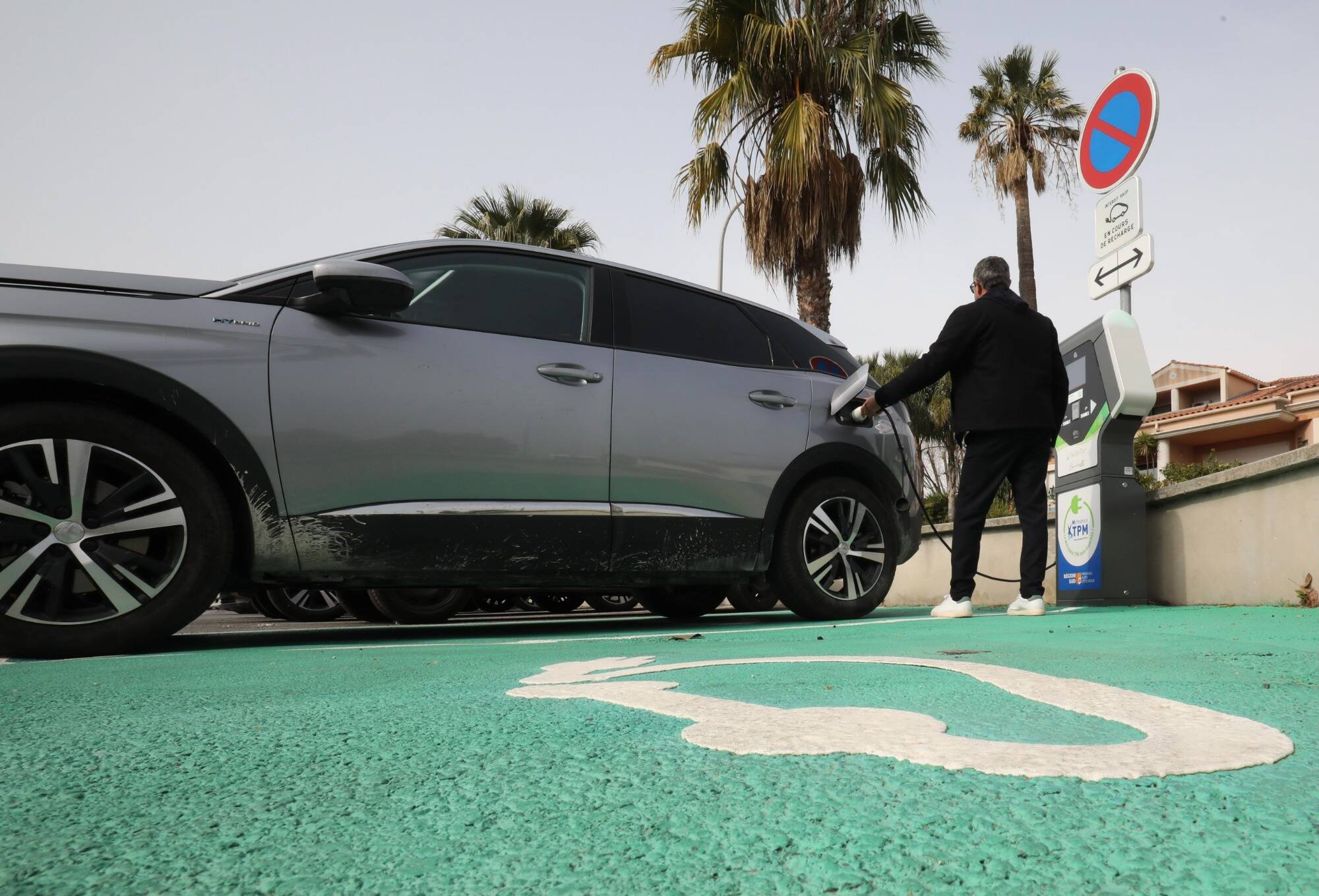 Prime à la reconversion, bonus écologique, aide à l'installation de borne... On fait le point sur les aides de l'État selon les types de véhicules