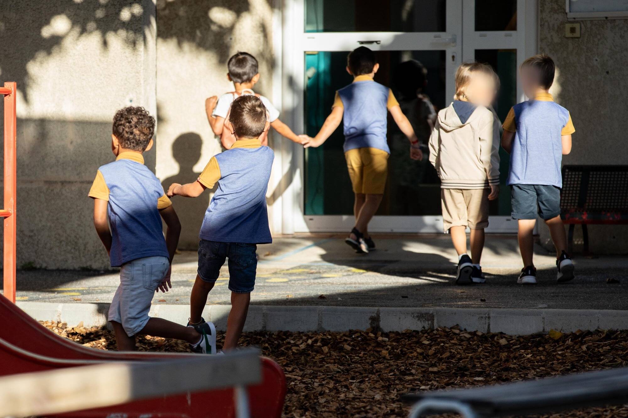 "Ca met tout le monde sur un pied d'égalité": l'uniforme fait sa rentrée dans cette maternelle à Six-Fours