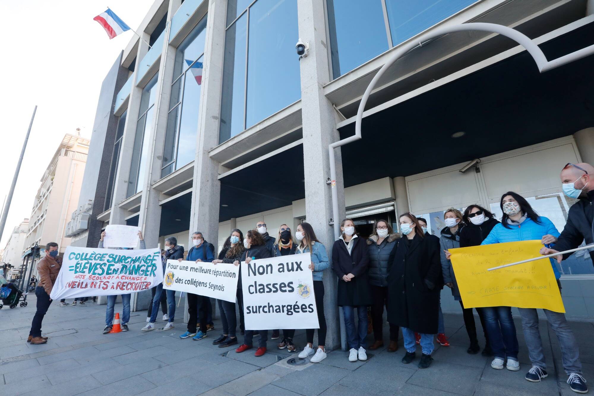 "Pensez aux enfants!": professeurs et parents mobilisés pour une meilleure répartition des élèves dans ce collège de La Seyne