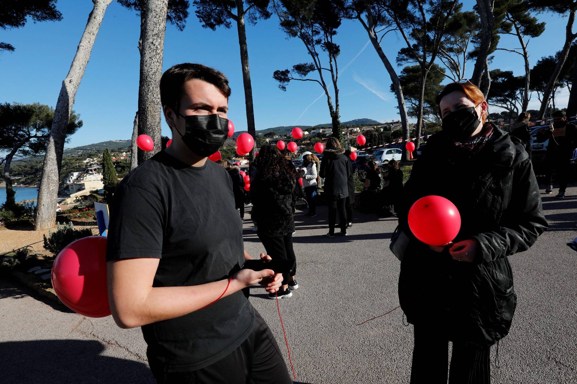 "On va tout faire pour essayer de sauver Les Oiseaux": personnel et anciens patients ont manifesté contre la fermeture du centre à Sanary