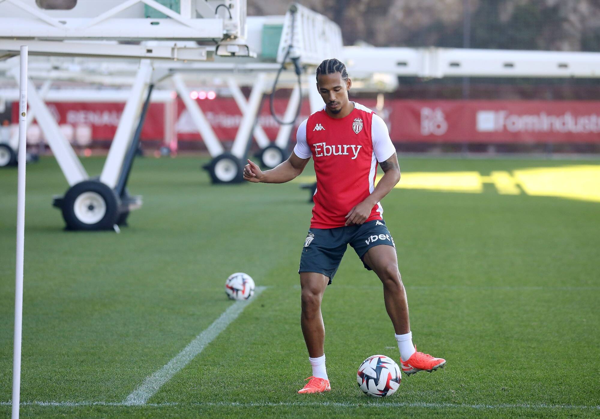 "Il faut une connexion avec les coéquipiers": le défenseur de l'AS Monaco Thilo Kehrer livre sa vision de la "relance"