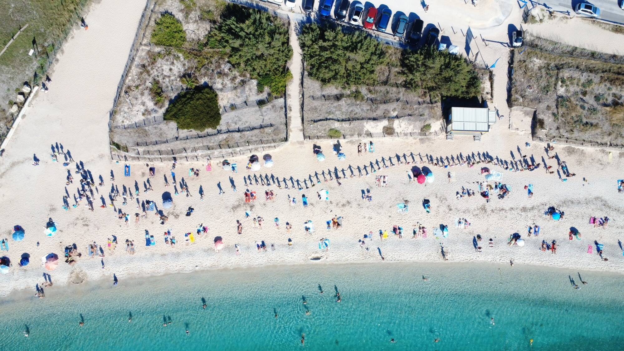 On vous explique pourquoi une chaîne humaine s'est formée sur la célèbre plage de l'Almanarre à Hyères