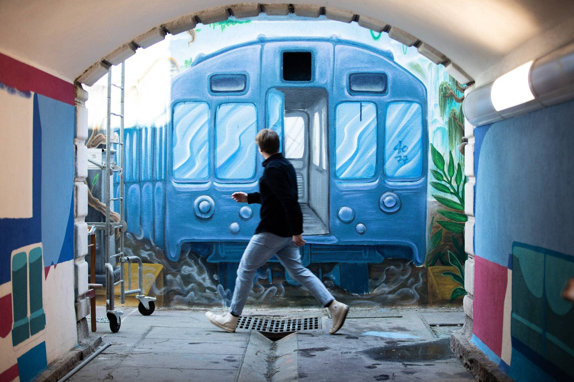 Au coeur d'un wagon de métro: la fresque bluffante à découvrir dans le tunnel piéton de la gare de Toulon