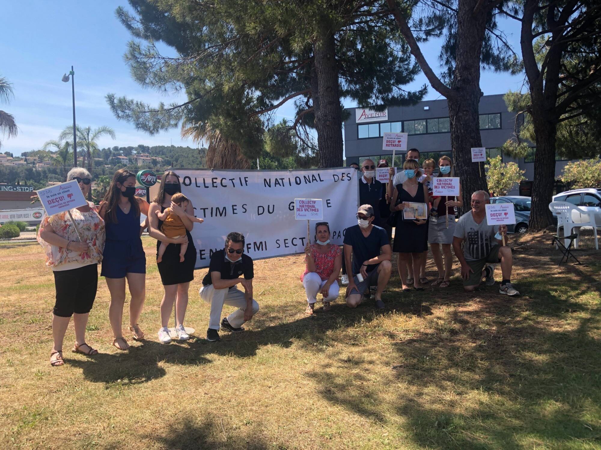 En conflit avec le constructeur de leur maison, ils s'installent sur un carrefour à la sortie de l'Avenue 83