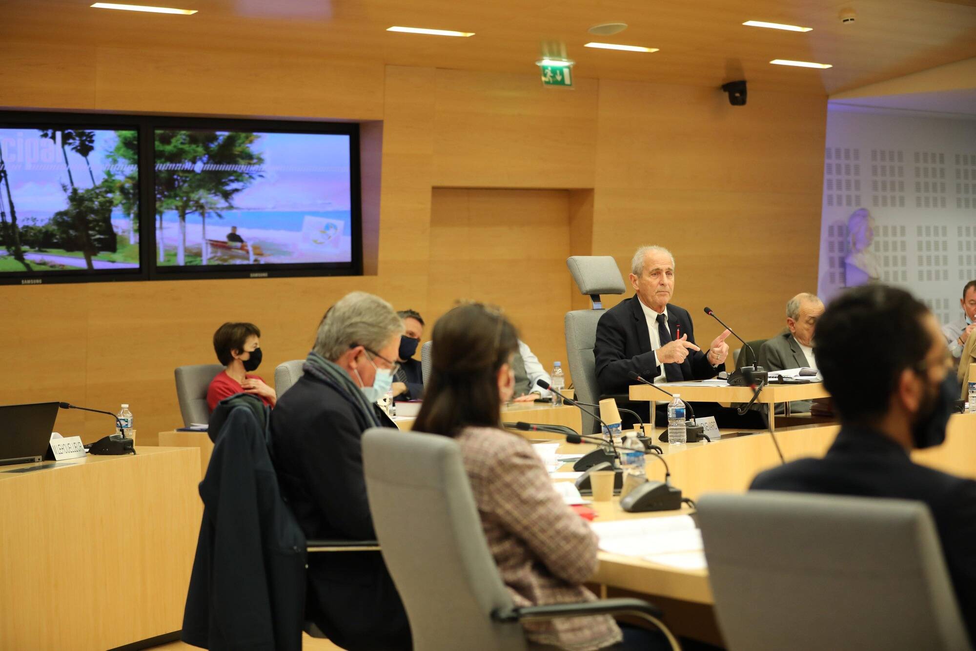 "C'est la première fois que je présente un tel budget!": Hubert Falco évoque la gestion de la ville de Toulon face à la crise sanitaire