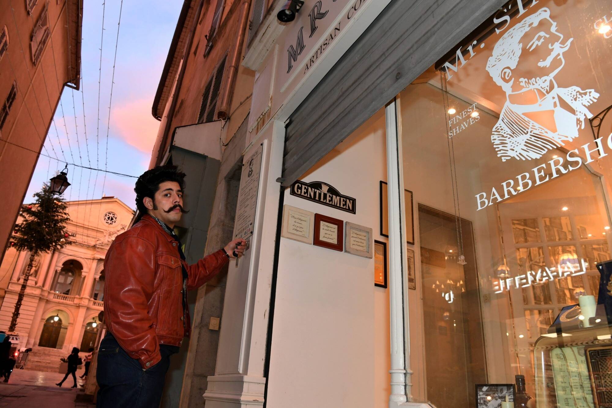Ambiance dans le centre-ville de Toulon à l'heure du couvre-feu