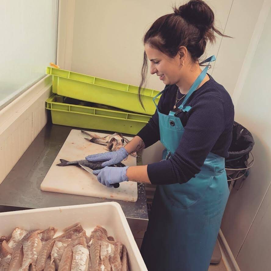 Avec son entreprise "Tara et sa flotte", elle cuisine chez vous les produits de la mer à Toulon