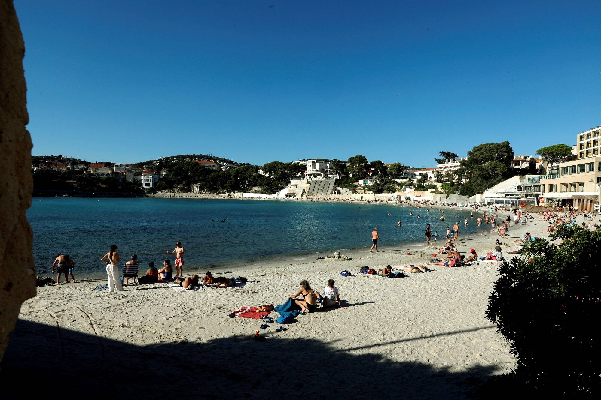 "Une plage naturelle même en pleine ville": découvrez Rènecros, le spot prisé de Bandol où sable fin et eau claire attirent la foule
