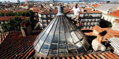 Ce travailleur acrobatique photographie les toits de Toulon