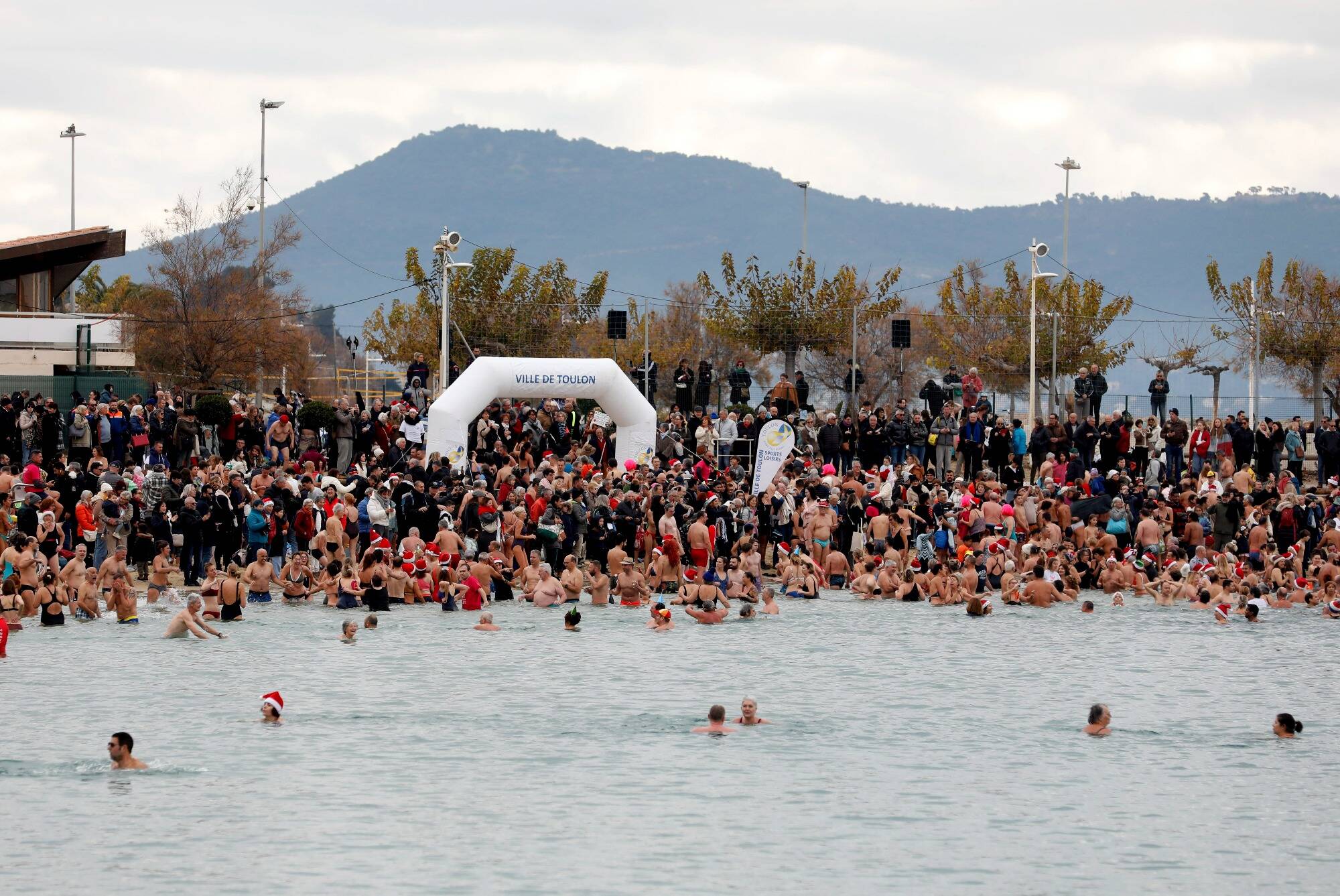 Tradition familiale, le bain du 1er janvier a réuni plus de 800 nageurs à Toulon
