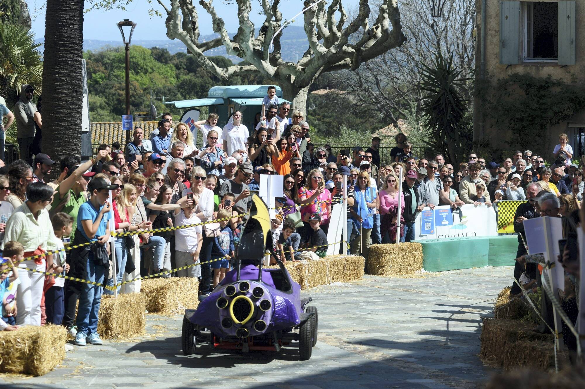 "En 2h30, j'ai fait mon chiffre": la première course de caisses à savon a fait le bonheur des commerçants à Grimaud