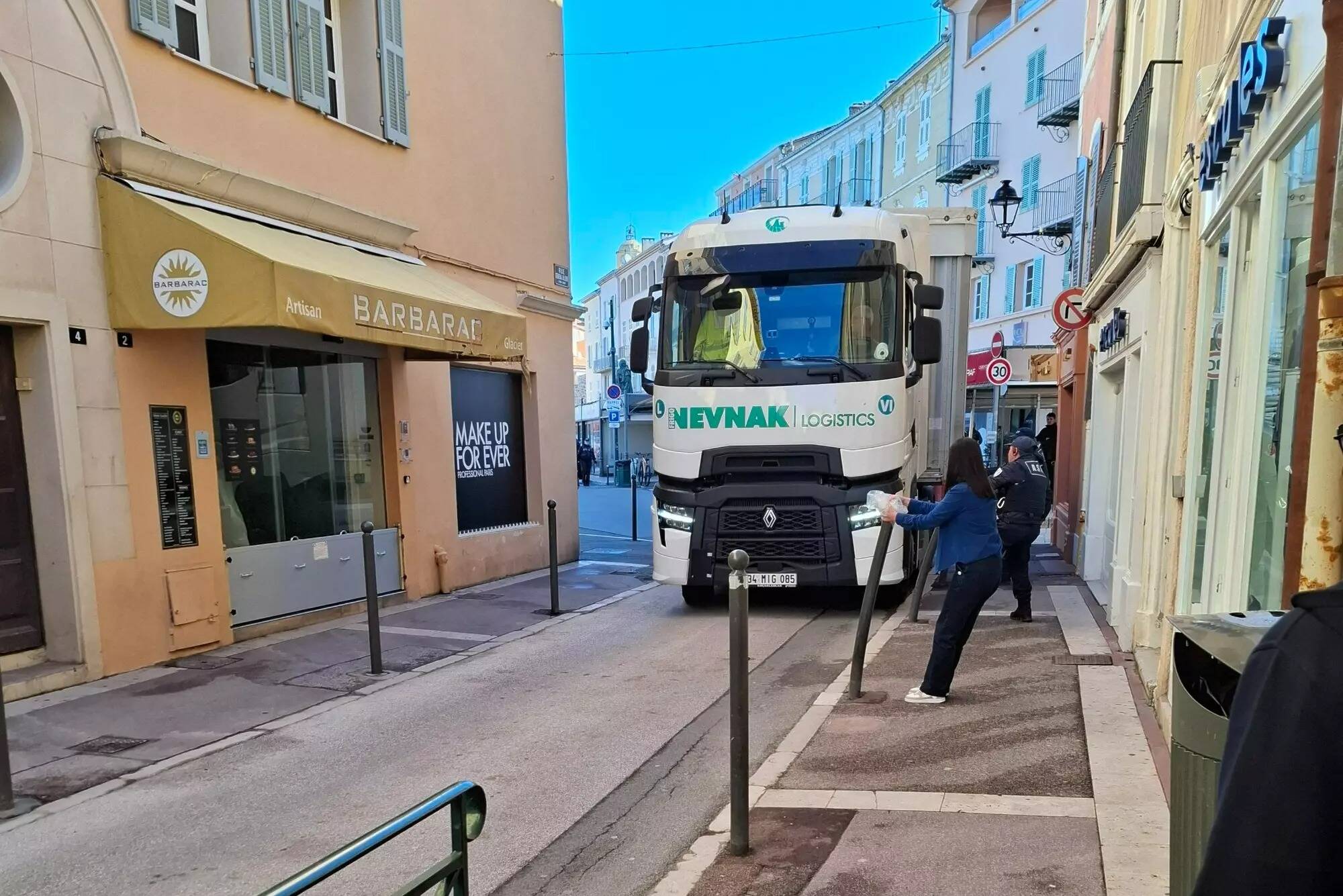 Un 38 tonnes qui suivait le GPS se retrouve coincé dans une rue étroite pour rejoindre le port de Saint-Tropez