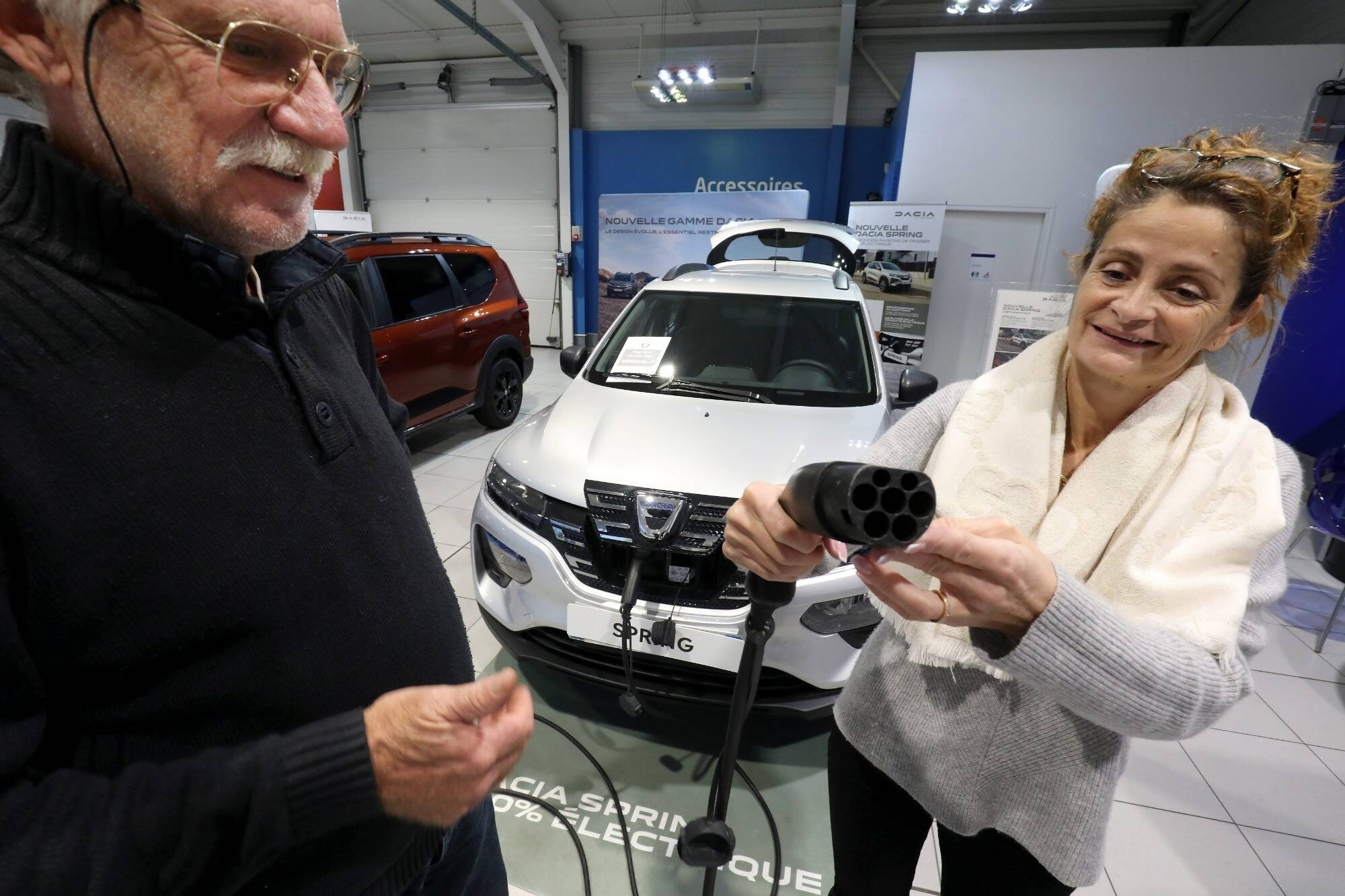 "Dès qu'il y en a une, elle est vendue": reportage chez un concessionnaire du Var où les clients défilent pour acheter une voiture électrique