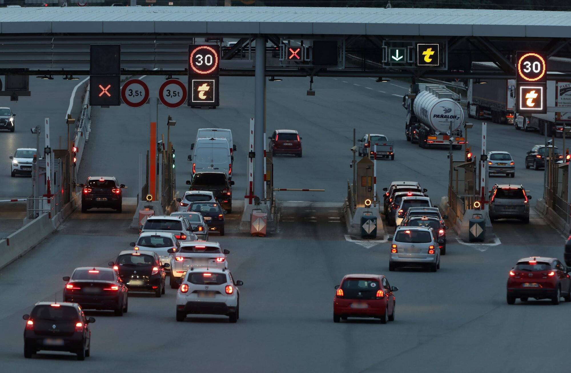 Il avait sauté d'un camion sur l'autoroute A8: on en sait plus sur la mort d'un migrant ce lundi à Fréjus