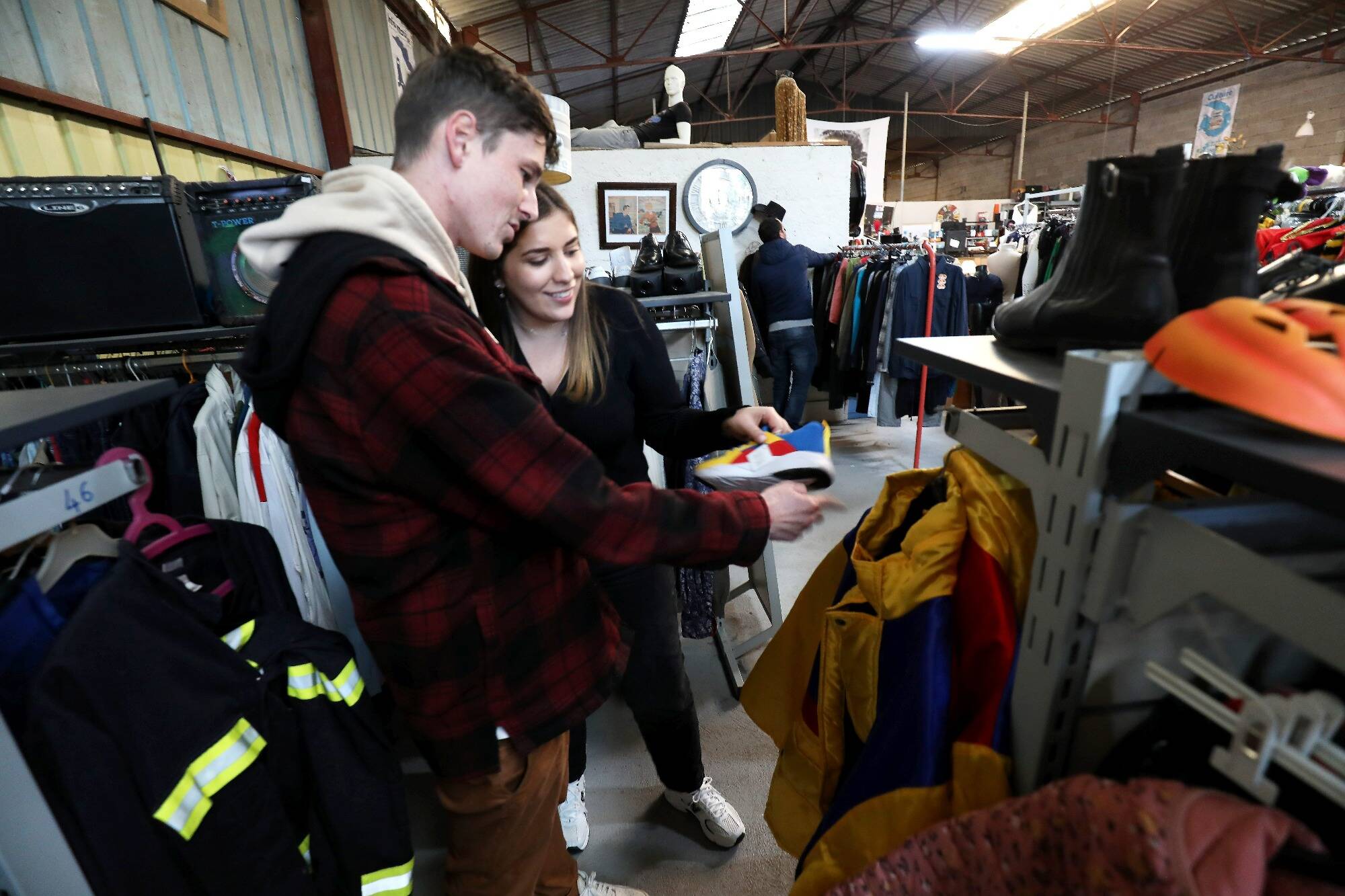 "Vinted c'est bien mais ici c'est du réel": les avantages et inconvénients de la seconde main