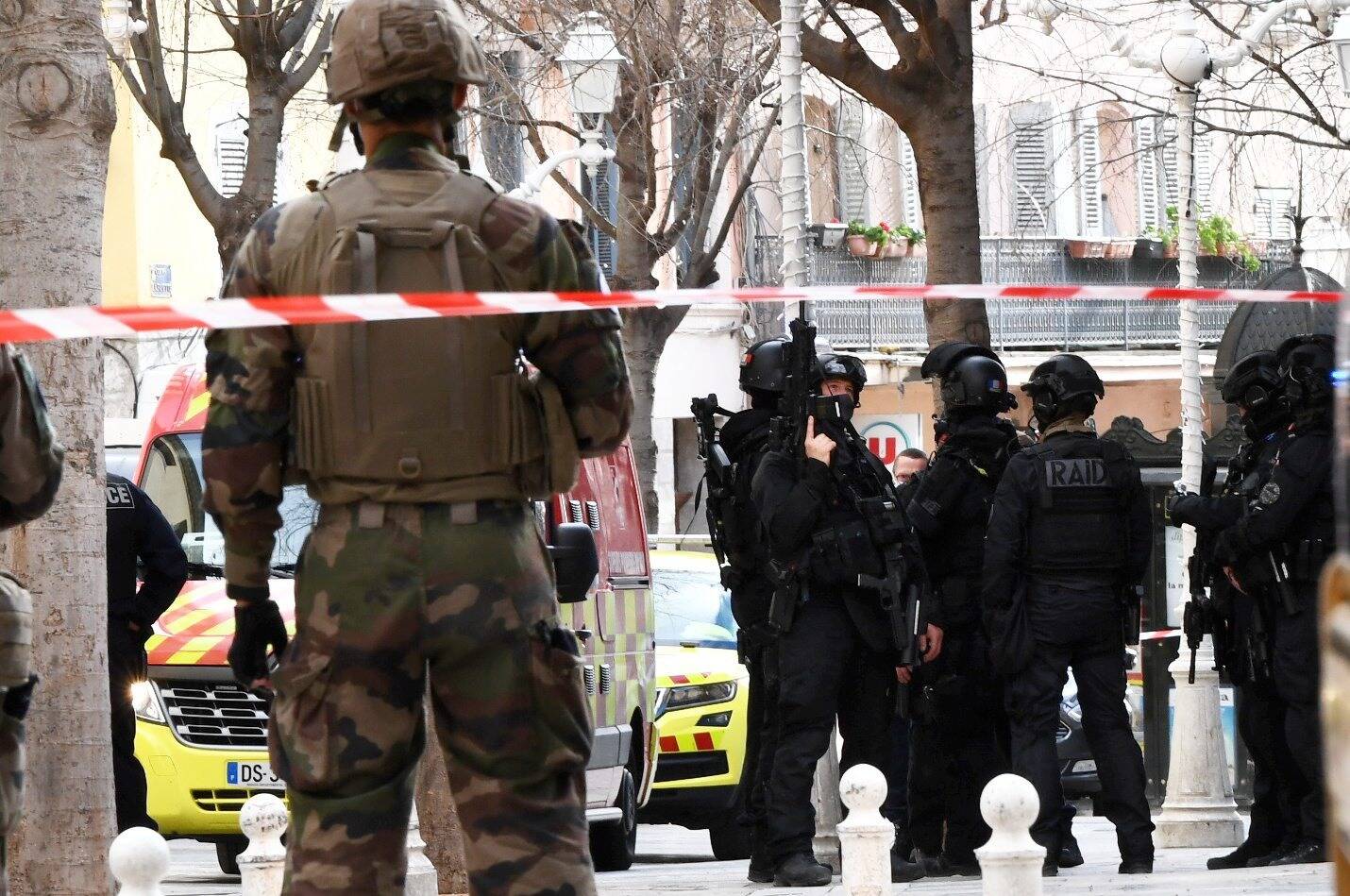 Il n'a pas participé à la décapitation mais n'aurait rien fait pour l'éviter: qui est l'homme incarcéré à Toulon?