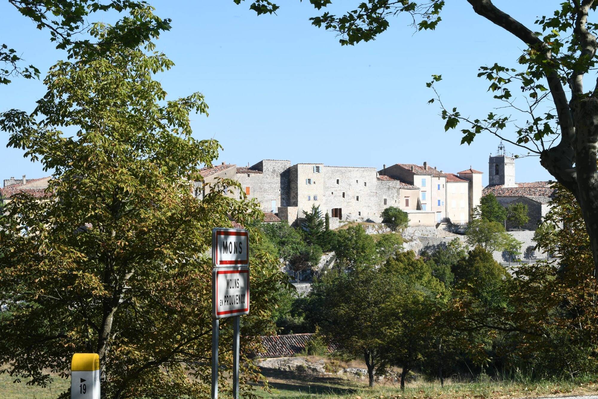 Un jeune homme poignardé à mort chez lui: douleur, incompréhension et début de psychose dans un petit village du Var