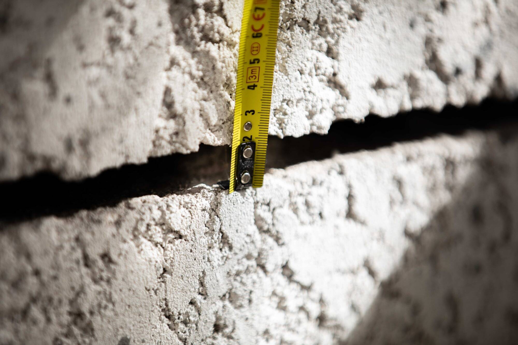 Maisons fissurées à cause de la sécheresse: tout ce qu'il faut savoir sur les risques, la détection et le signalement de sinistres