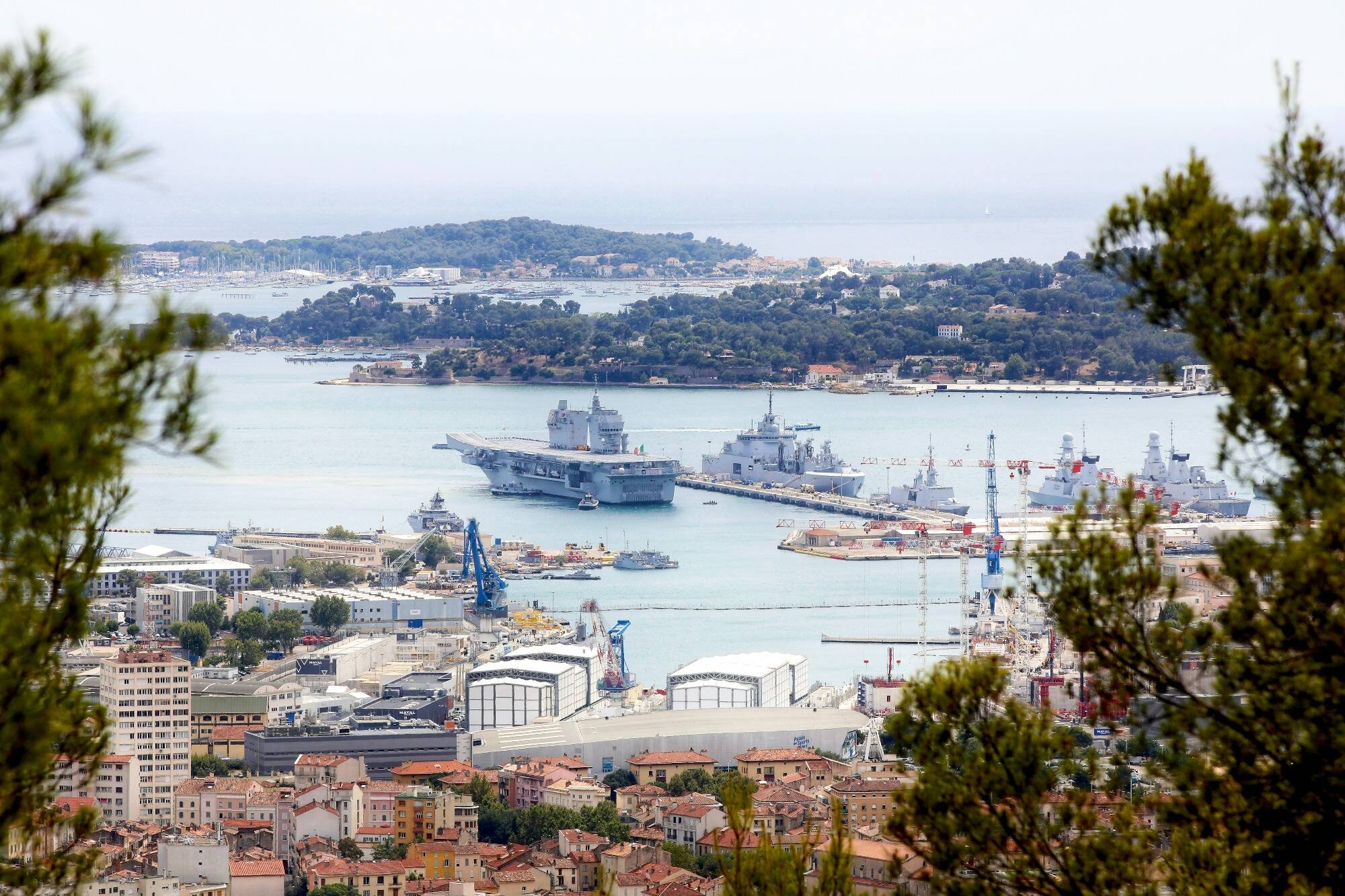 Quel est ce nouveau porte-avion qui vient d'arriver dans le port militaire de Toulon? On vous dit tout