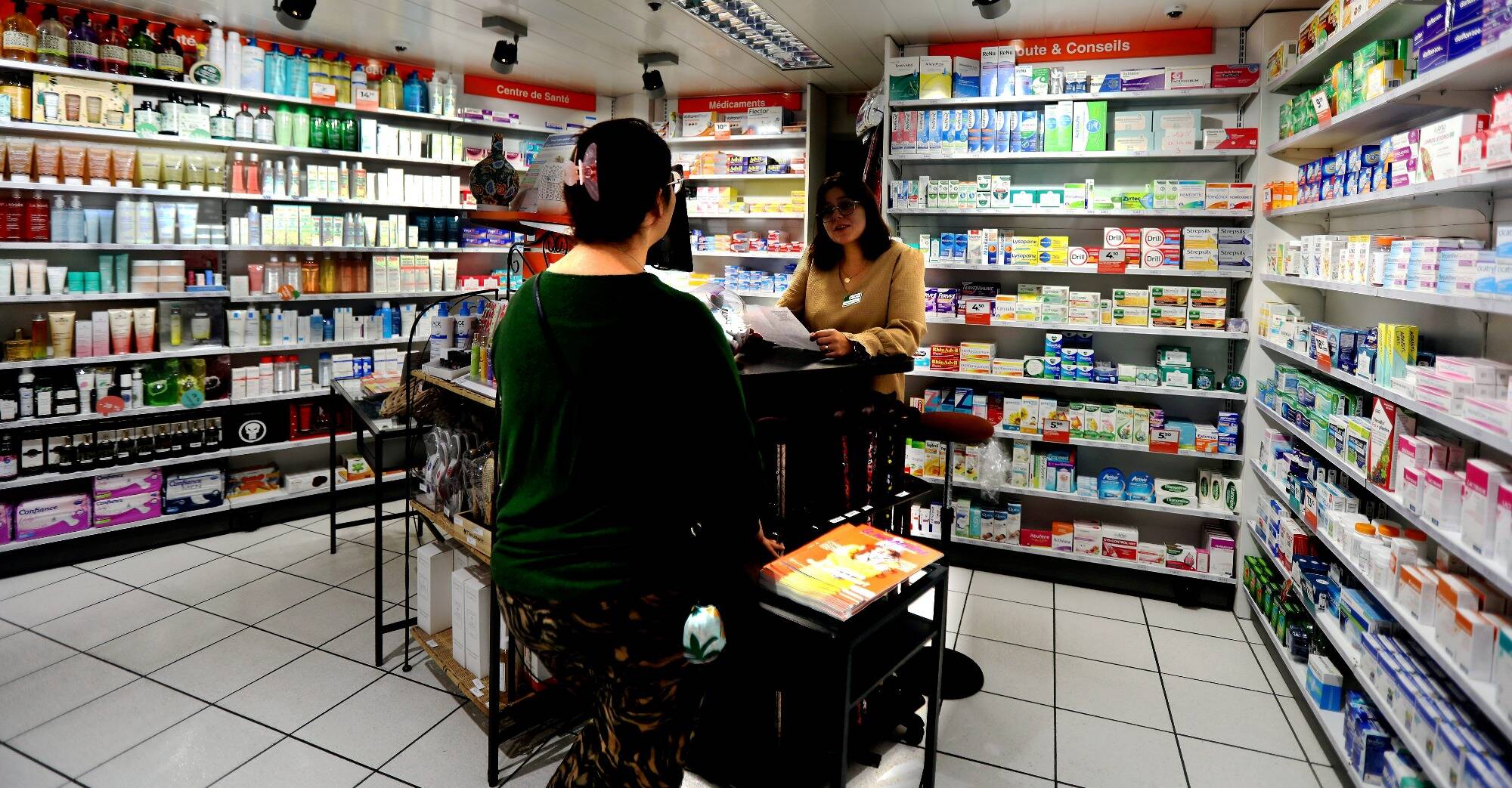 Médicaments dangereux contre le rhume: dans cette pharmacie de Toulon, "on se contente de répondre à la demande"