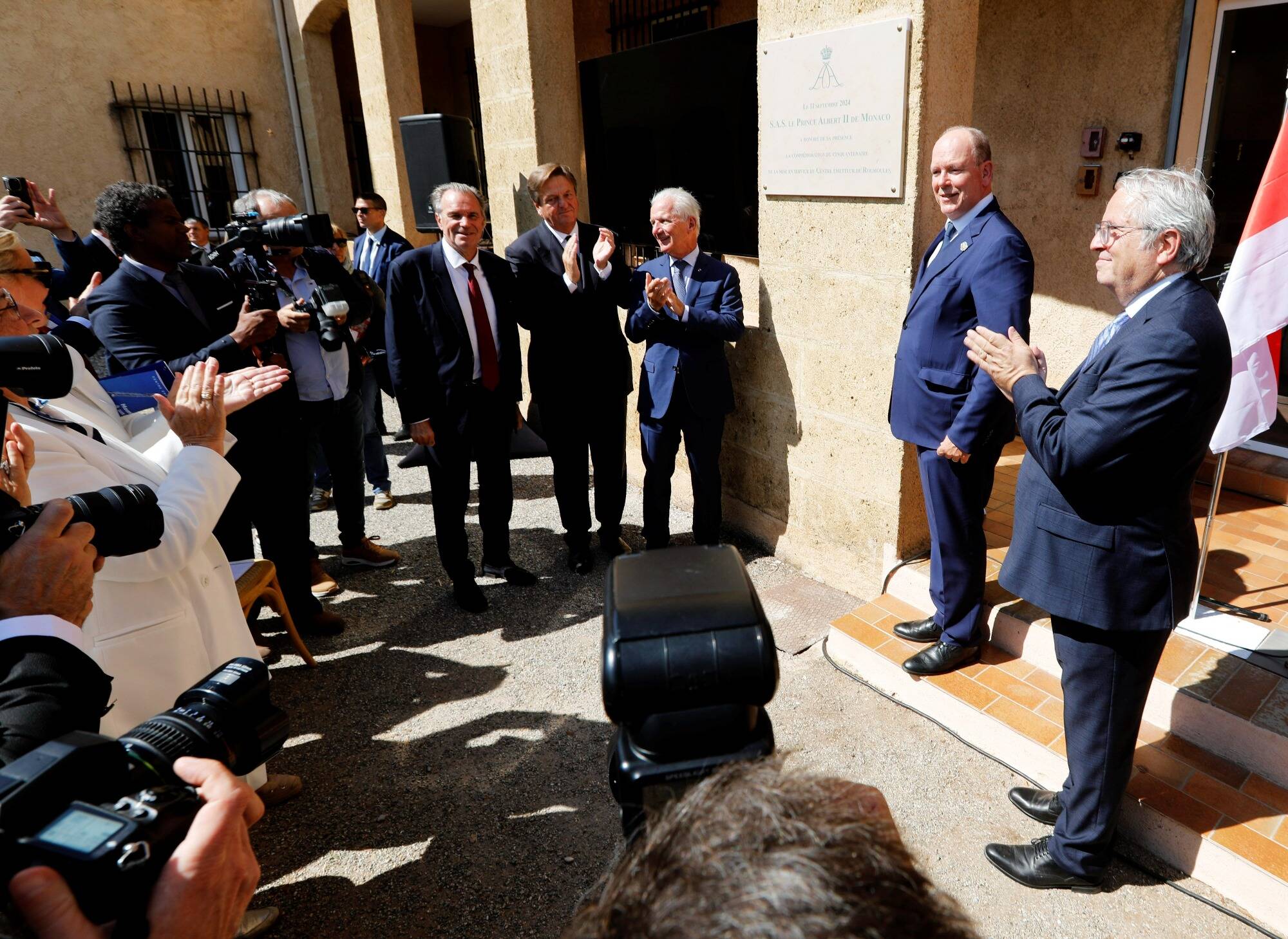 Jean-Pierre Foucault et les anciens de RMC réunis par la famille Allavena pour fêter les 50 ans des antennes de Radio Monte-Carlo à Roumoules