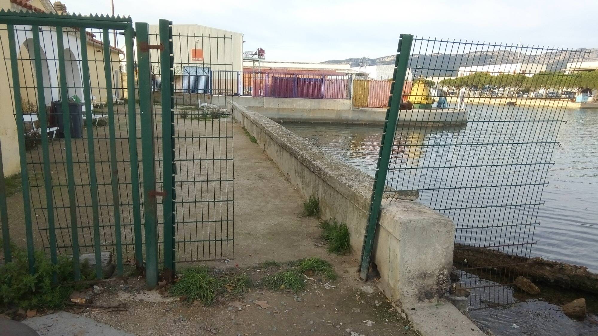 Mais qui a découpé le grillage de leur ancien foyer à La Seyne? Les seniors ne décolèrent pas