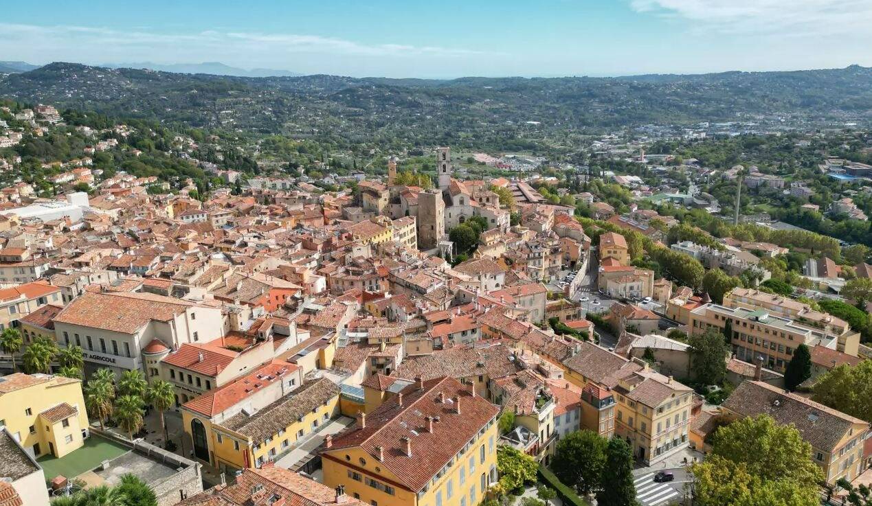 Pris d'une envie pressante, il découvre la police et un intrus chez lui