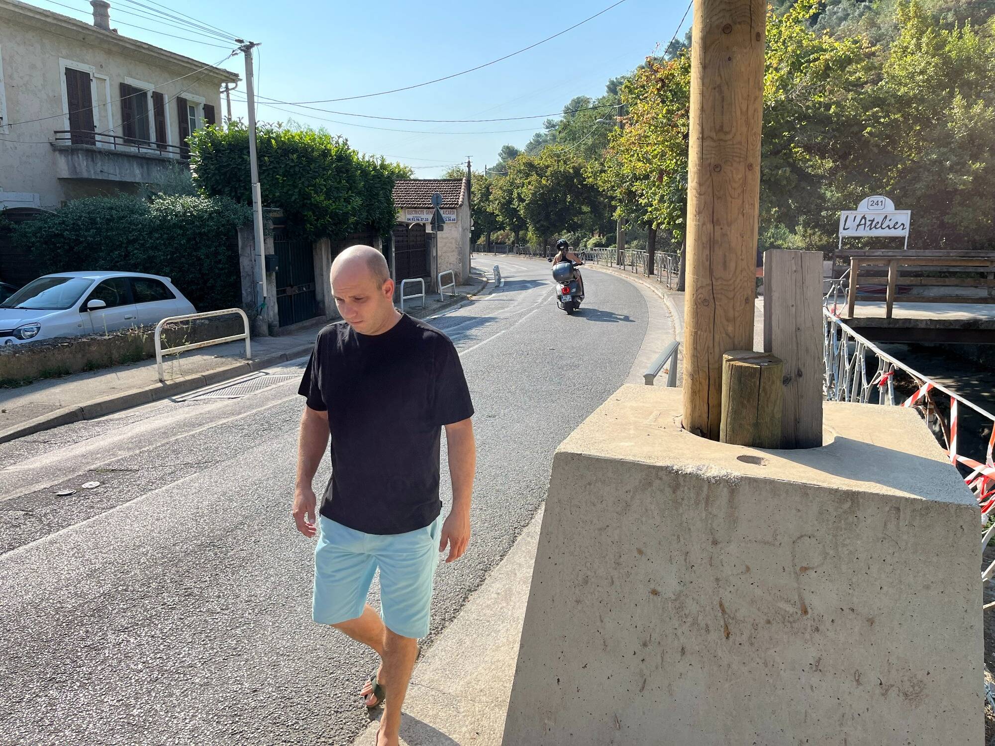 Les habitants de ce quartier de Nice appellent Enedis à faire disparaître "rapidement" un bloc de béton qui mange tout le trottoir