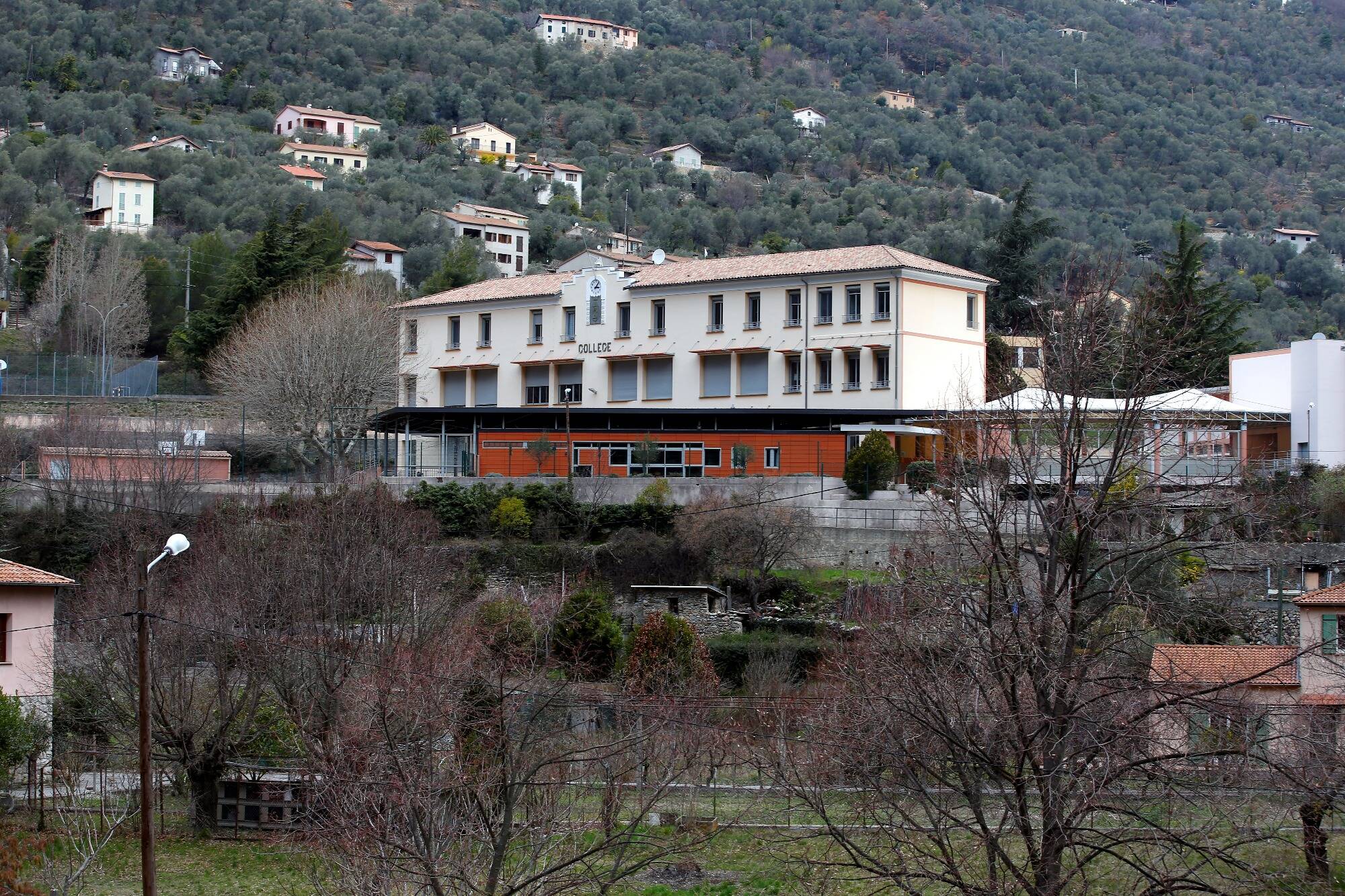 "Il y a un lissage des inégalités sociales, mais..." le collège de Breil-sur-Roya dresse un premier bilan de l'expérimentation de l'uniforme