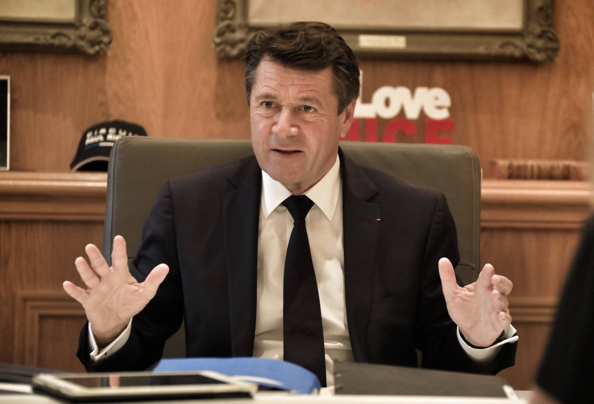 Files interminables devant le centre des impôts de Nice: Christian Estrosi propose "de mettre à disposition locaux et personnels"