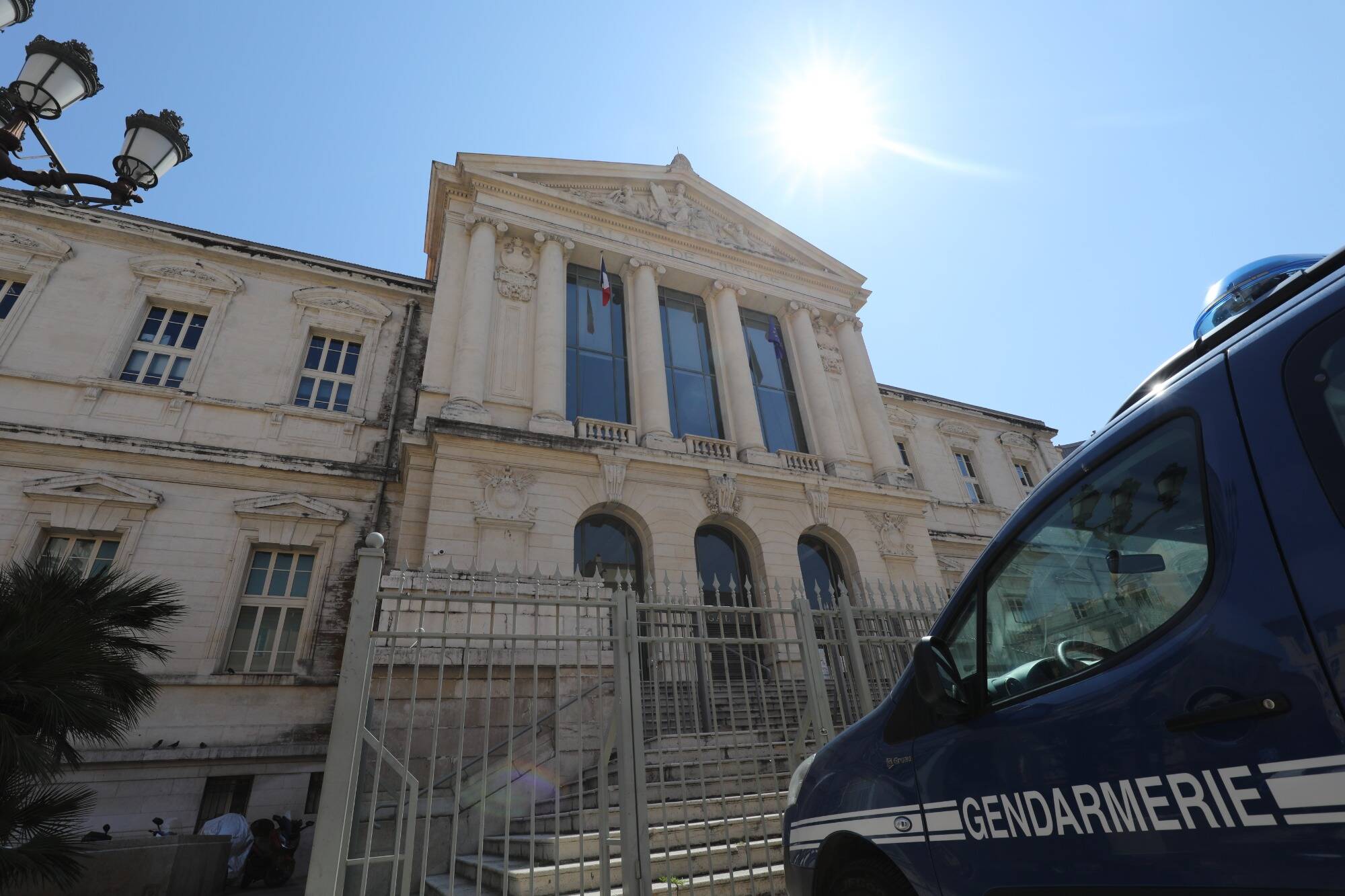 "On a mis quelque chose dans mon verre": un chauffard se dit drogué à son insu et percute un scooter à Nice