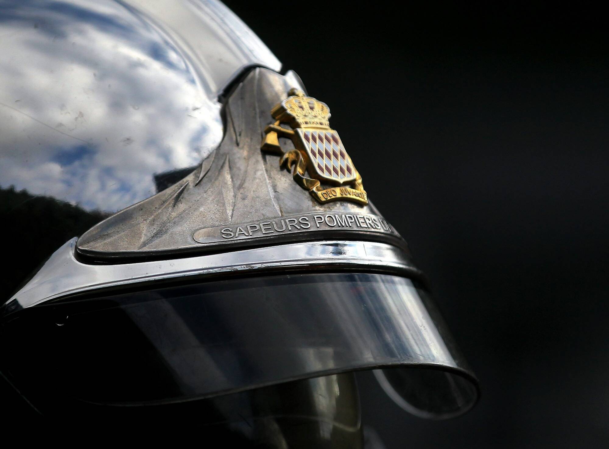 Il perd le contrôle de son véhicule le matin du Nouvel An à Monaco, sa voiture termine sur le toit