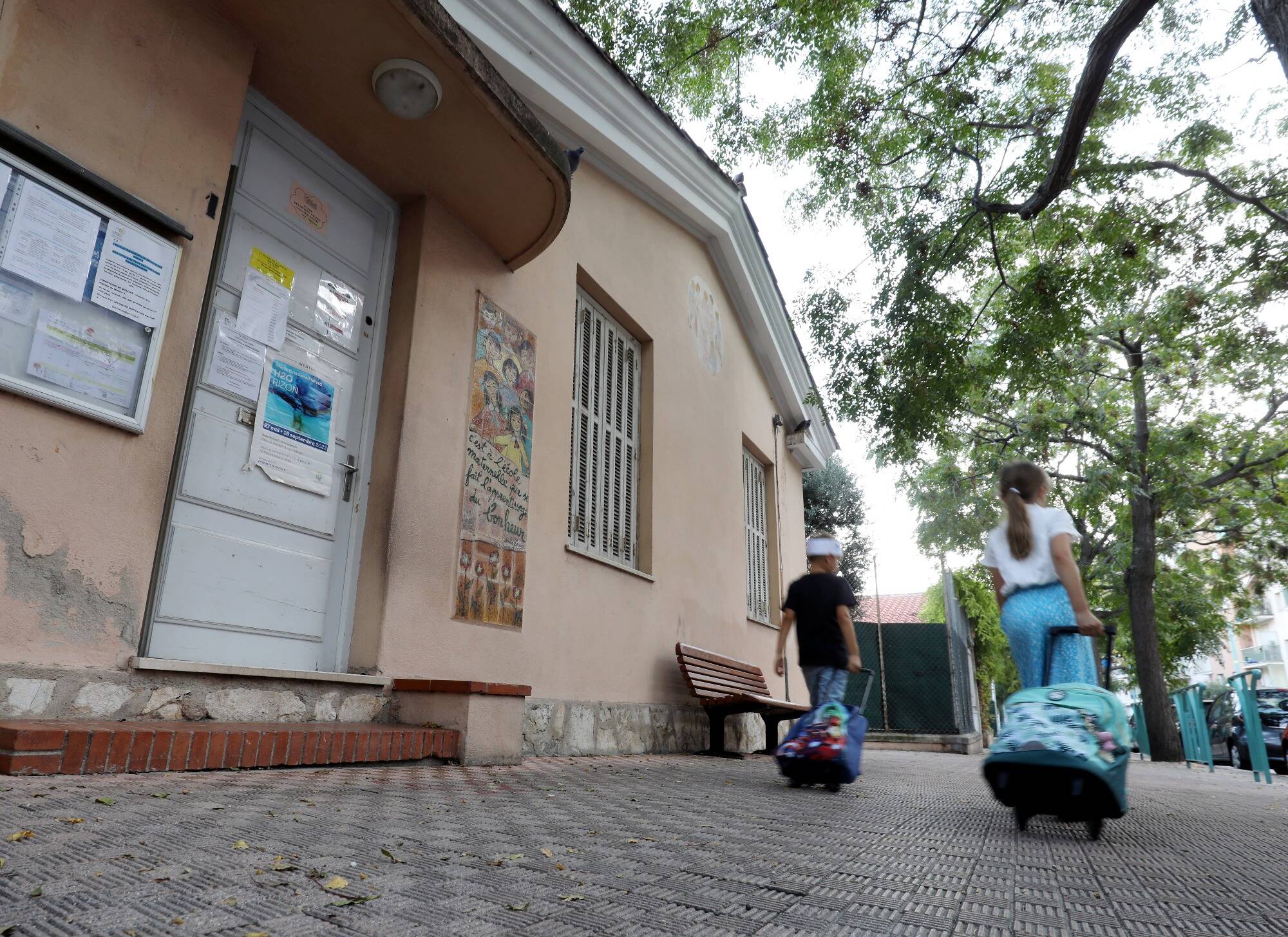 "J'avais l'impression d'emmener ma fille à la garderie": les parents dénoncent un turn-over incessant d'enseignants pour cette classe de Menton