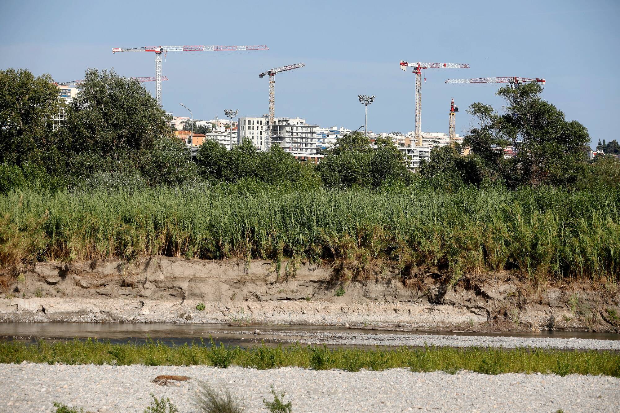 "Tout cela est absurde": la bétonnisation de la plaine du Var encore sous le feu des critiques au conseil municipal de Nice